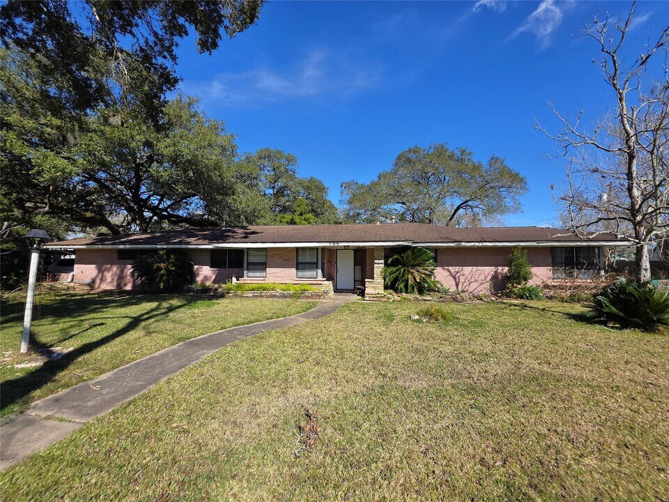 706 Maple St in Sweeny, TX - Building Photo