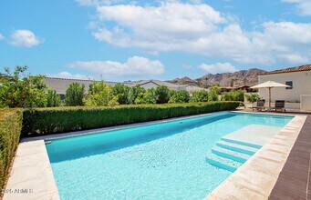 8531 N 49th St in Paradise Valley, AZ - Foto de edificio - Building Photo