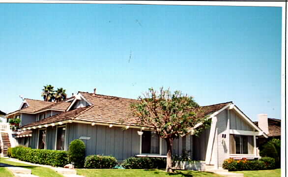 18581 Demion Ln in Huntington Beach, CA - Foto de edificio - Building Photo