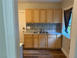 922 Helmsdale Rd in Cleveland Heights, OH - Foto de edificio - Building Photo