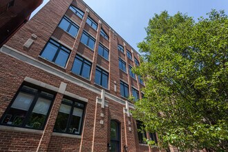 2708 N Lehmann Ct in Chicago, IL - Foto de edificio - Building Photo