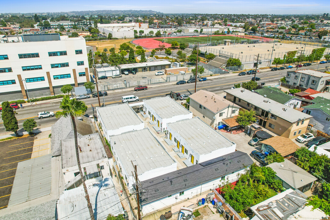 9530 S Hoover St in Los Angeles, CA - Building Photo