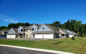 Mulliner Crossing in Hobart, WI - Foto de edificio - Building Photo