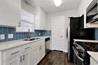 6103 Hyside Dr in Austin, TX - Building Photo - Building Photo