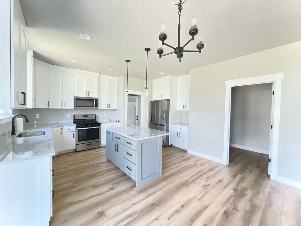 1228 N 100 E in Nephi, UT - Building Photo