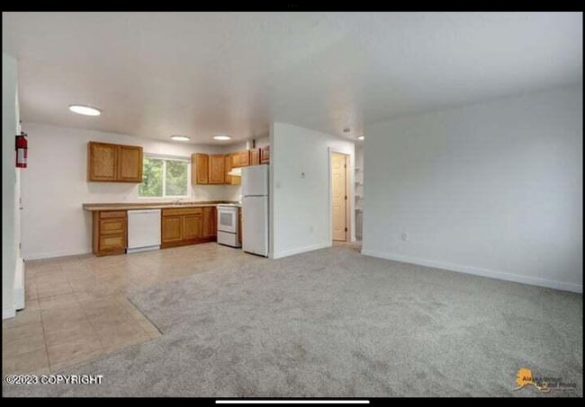 814 N Bunn St in Anchorage, AK - Foto de edificio - Building Photo