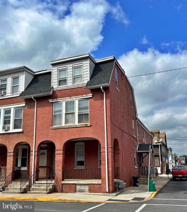 property at 1101 W Poplar St