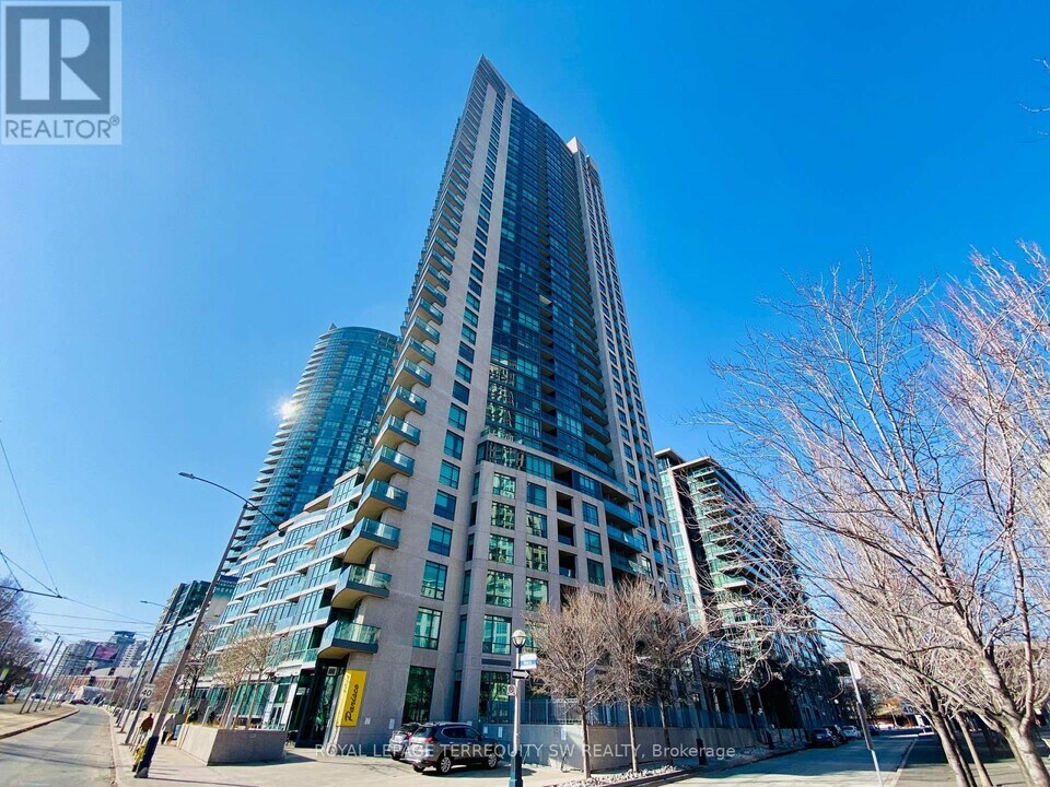 215-2215 Fort York Blvd in Toronto, ON - Building Photo