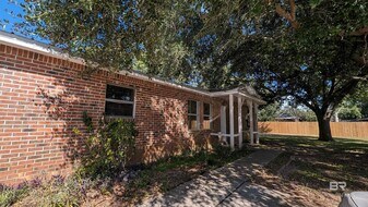 1616 N Cedar St in Foley, AL - Building Photo