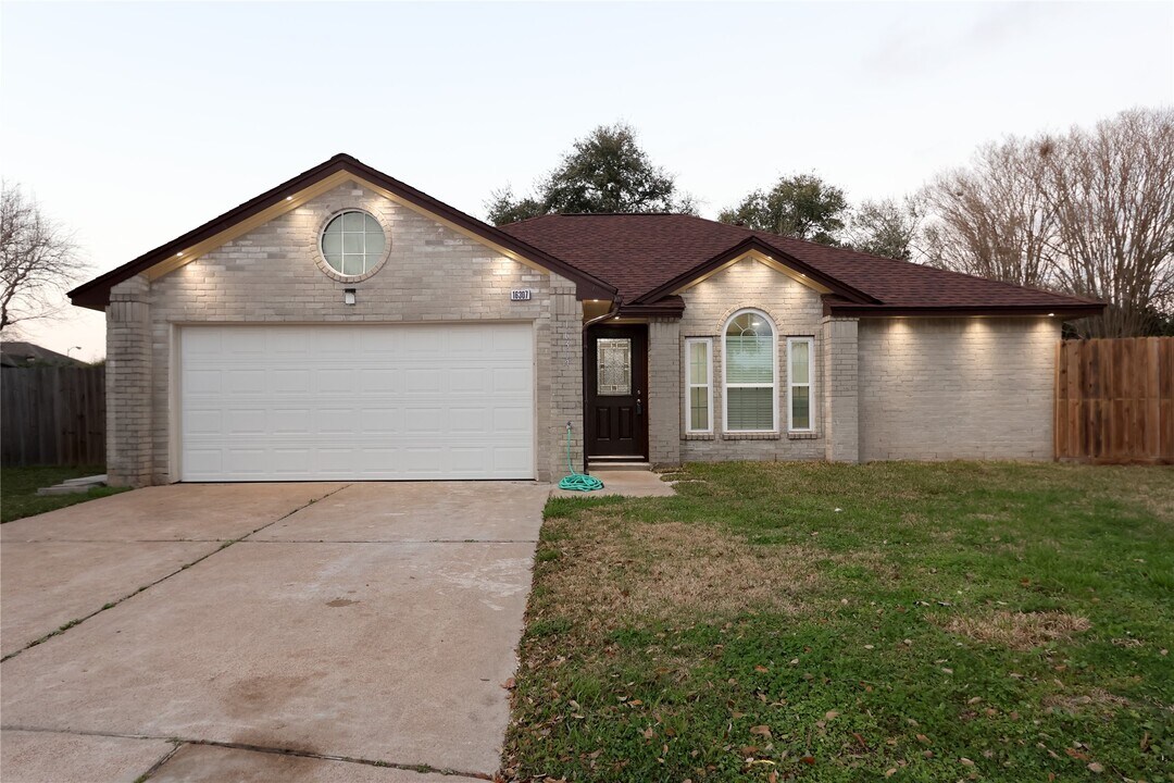 16307 Hidden Gate Ct in Sugar Land, TX - Building Photo