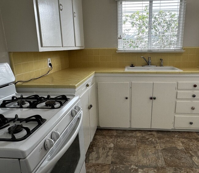 1115 Ocean Ave in Seal Beach, CA - Building Photo - Building Photo