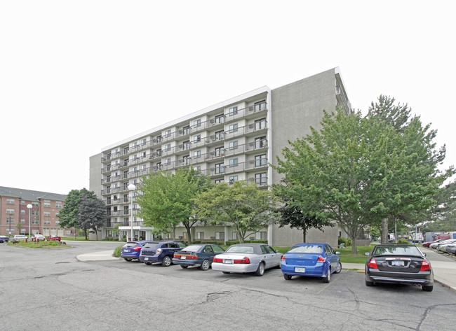 Lakeside Towers in Sterling Heights, MI - Building Photo - Building Photo