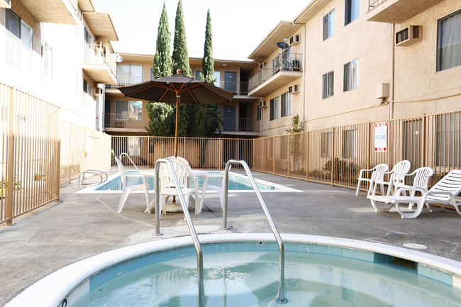 Balboa Pointe Apartments in Van Nuys, CA - Building Photo - Building Photo