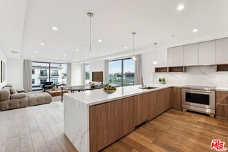 725 Croft Ave in Los Angeles, CA - Foto de edificio - Building Photo