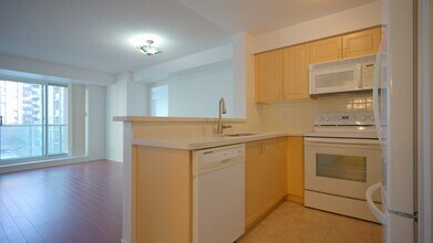 9-319 Michael Power Pl in Toronto, ON - Building Photo - Building Photo