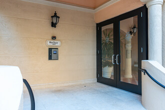 Deering Bay Condo II in Coral Gables, FL - Foto de edificio - Building Photo