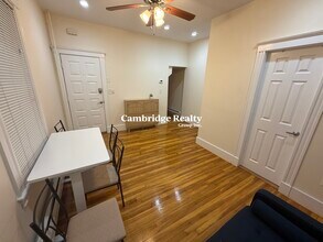 69 Oak St, Unit 1T in Somerville, MA - Foto de edificio - Building Photo