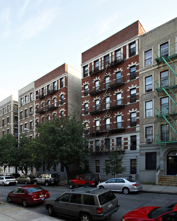 Retail Portion of Res Building in New York, NY - Building Photo