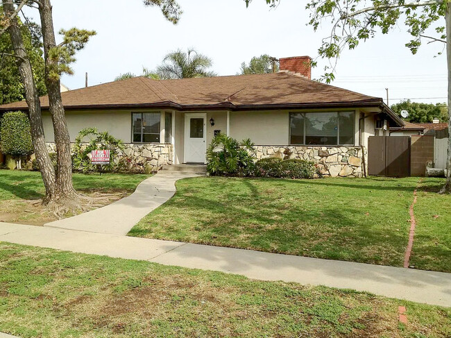 15145 Tuba St in Los Angeles, CA - Foto de edificio - Building Photo