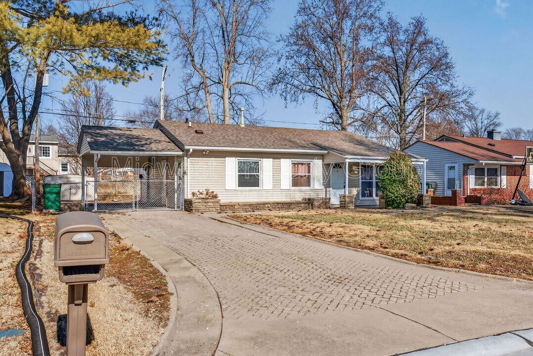 36 Jamestown Dr in St. Peters, MO - Building Photo