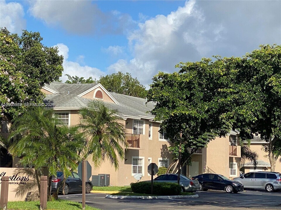 2361 NW 96th Terrace in Pembroke Pines, FL - Building Photo