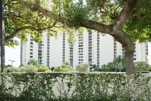 2480 Presidential Way in West Palm Beach, FL - Building Photo