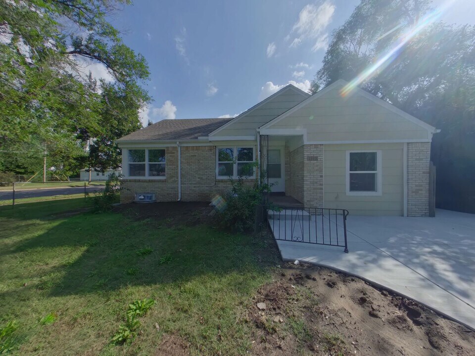 2323 Stadium St in Wichita, KS - Building Photo