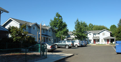 Bluebelle Townhouses in Springfield, OR - Building Photo - Building Photo