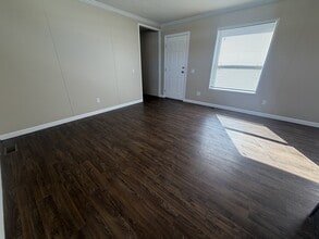 38127 Ducharme Dr in Clinton Township, MI - Building Photo - Building Photo