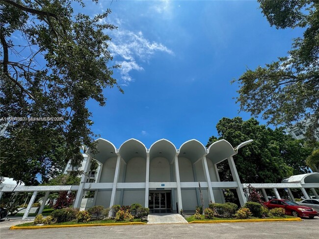 484 NW 165th St in Miami, FL - Building Photo - Building Photo