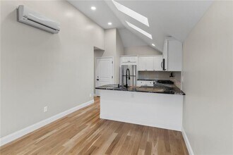 376 Arnolds Neck Dr in Warwick, RI - Building Photo - Building Photo