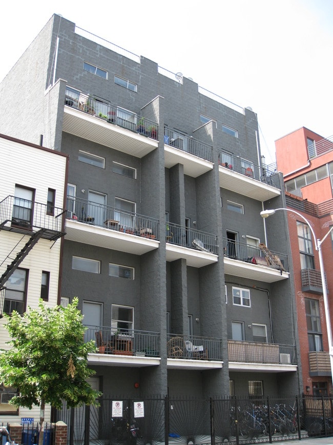 58 Ten Eyck St in Brooklyn, NY - Foto de edificio - Building Photo