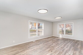 355 Crestwood Ct in Algonquin, IL - Building Photo - Building Photo