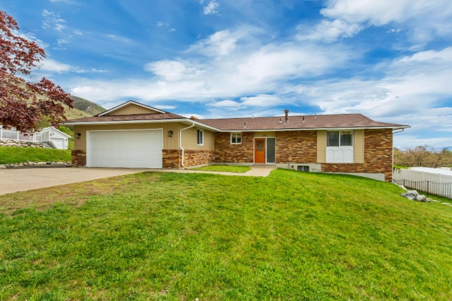 584 Aspen Way in Centerville, UT - Foto de edificio - Building Photo