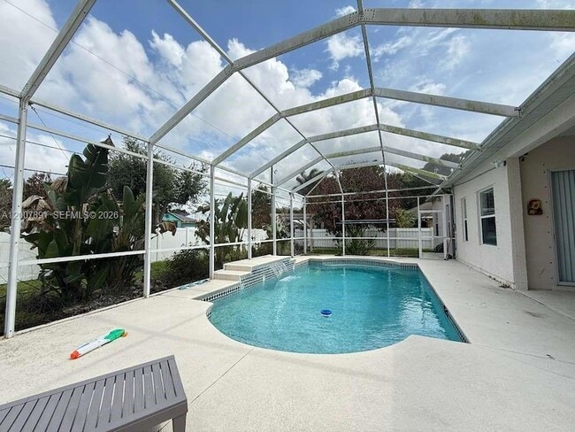 2033 SW Beekman St in Port St. Lucie, FL - Foto de edificio - Building Photo