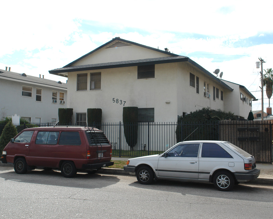 5837 Whitnall Hwy in North Hollywood, CA - Building Photo