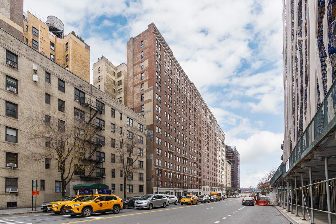 310 W 72nd St in New York, NY - Building Photo