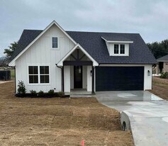 129 Lakeview Dr in Runaway Bay, TX - Building Photo