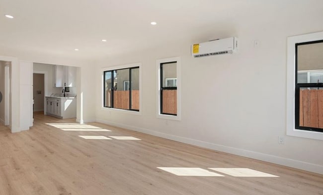 5166 S Manhattan Pl, Unit 2 in Los Angeles, CA - Building Photo - Building Photo
