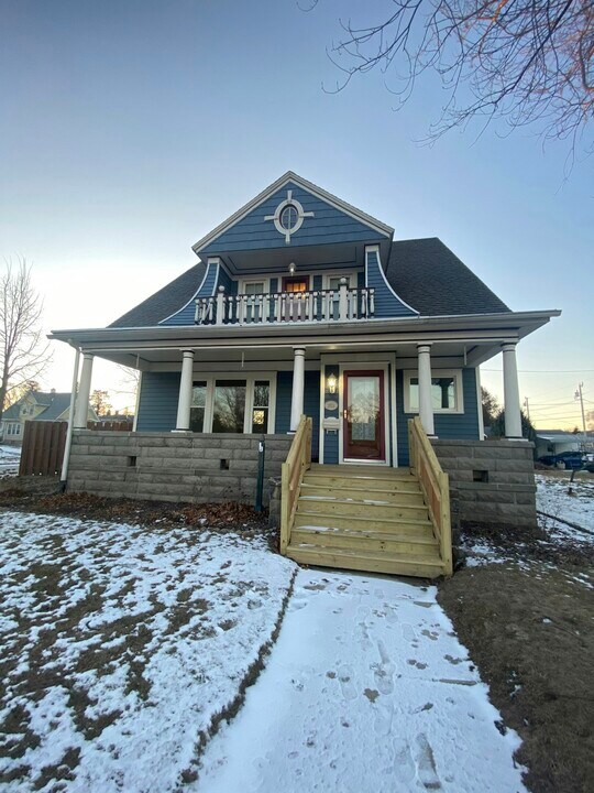 1924 S 8th St in Sheboygan, WI - Building Photo