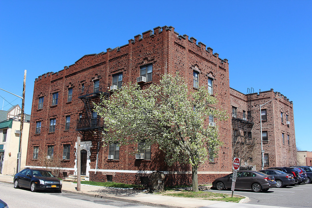 RVC Brooks Manor in Rockville Centre, NY - Building Photo