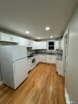 403 West St in Bristol, CT - Building Photo