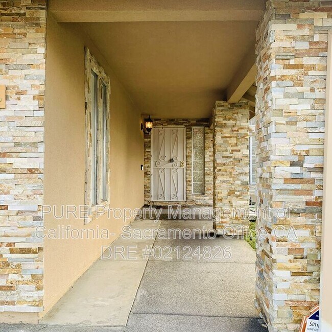 5004 Hidden Meadow Way in Antelope, CA - Foto de edificio - Building Photo