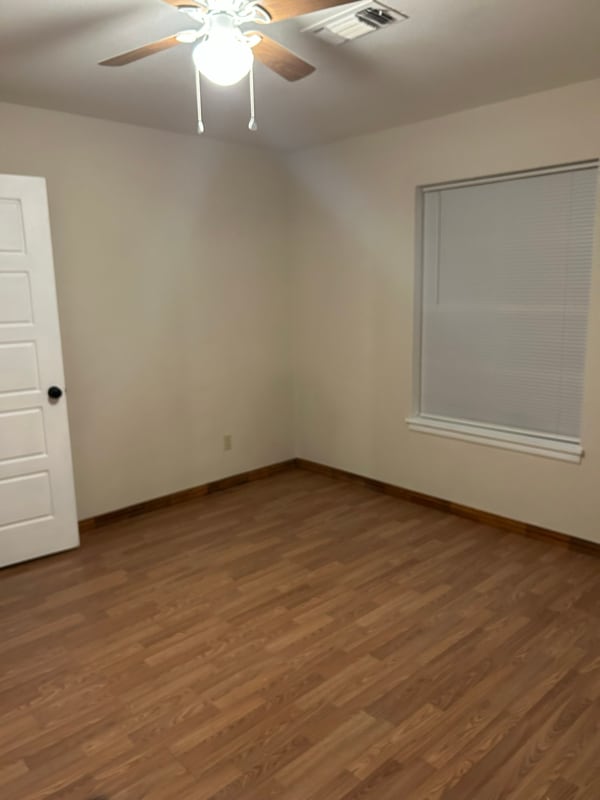 1141 Vivian St in Pleasanton, TX - Building Photo - Building Photo