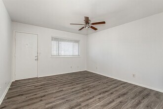 5722 Gaston Ave, Unit D in Dallas, TX - Foto de edificio - Building Photo