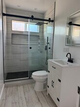 9610 Dorrington Ave in Pacoima, CA - Foto de edificio - Building Photo