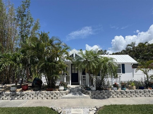 property at 701 Broadway St