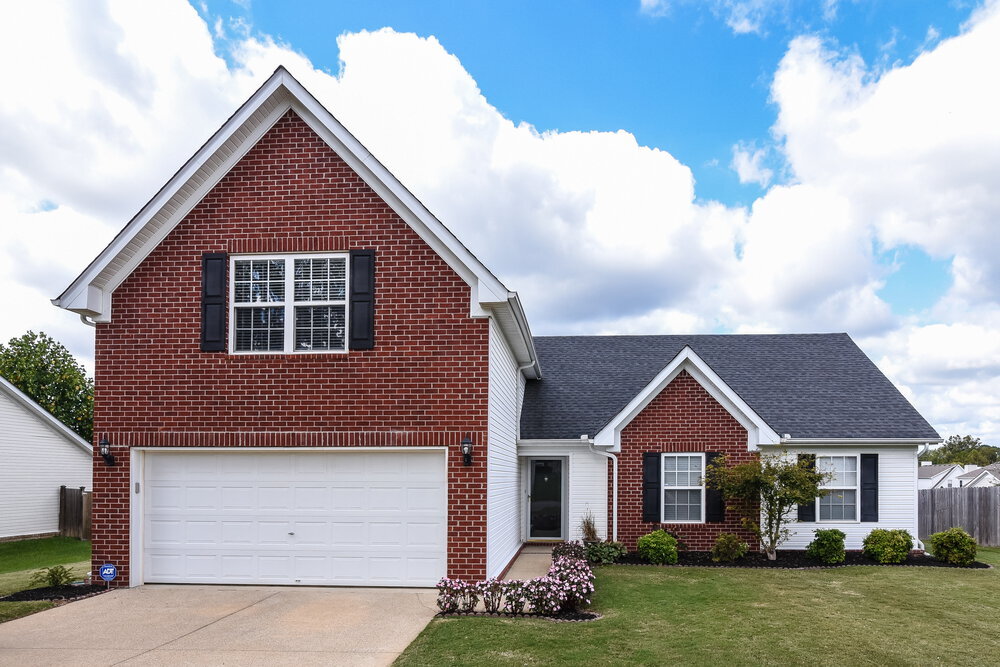 1919 Lawndale Dr in Spring Hill, TN - Building Photo