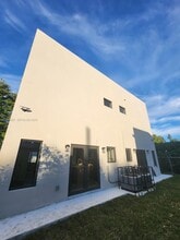 6233 NW 20th Ave in Miami, FL - Foto de edificio - Building Photo