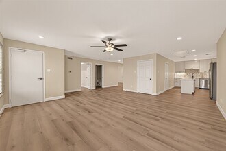 7430 Spencer Hwy in Pasadena, TX - Building Photo - Building Photo